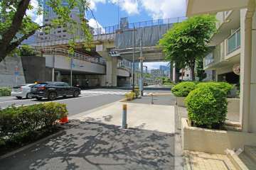 敷地の西側前面道路（南側から）