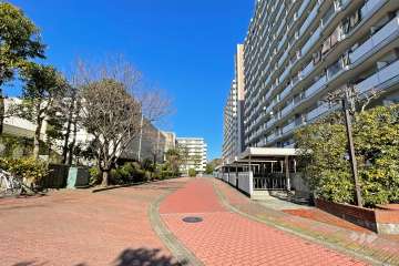 敷地西側の前面道路