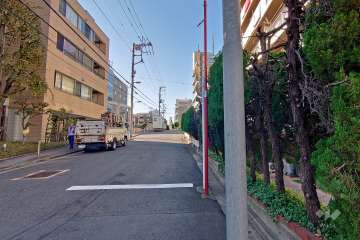 敷地南東側の前面道路（北東側から）