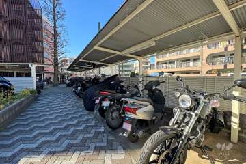 バイク置き場（屋根付き）
