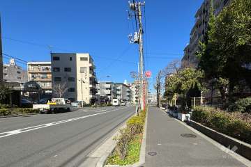 敷地の西側前面道路（南側から）