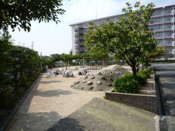 マンションに隣接する公園