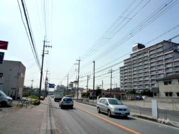 敷地の東側には尼宝線が走っています。