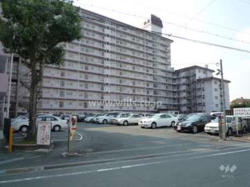駐車場出入口にはロボットゲートが付いています。