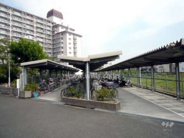 屋根付きの駐輪場とバイク置場