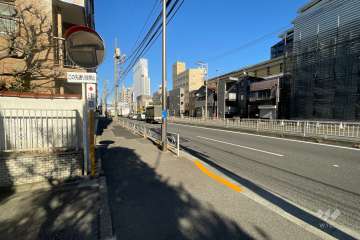 敷地東側の前面道路（南側から）