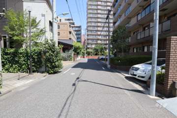 敷地東側の前面道路(南側から)