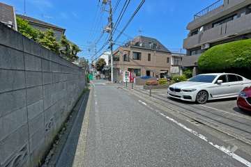 敷地南側の前面道路（東側から）