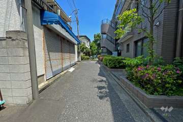 敷地西側の前面道路（南側から）