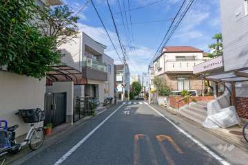 敷地西側の前面道路（南側から）