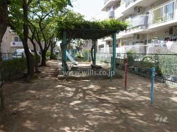 B棟の南側にある小さな公園