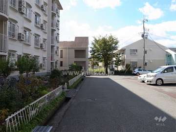 敷地北側の前面道路。周辺はマンションと一戸建てが混在する住宅地です。