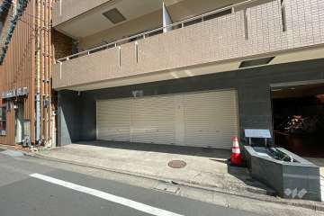 駐車場の出入り口（シャッター付き）