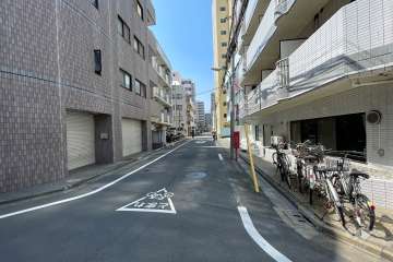 敷地南西側の前面道路（南東側から）