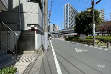 敷地南東側の前面道路（南西側から）
