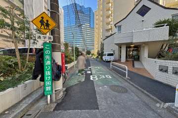 敷地北西側の前面道路（北東側から）