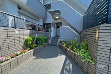 建物北西側からの住戸入り口