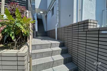 建物西側からの住戸入り口