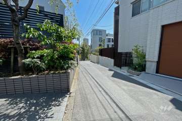 敷地西側の前面道路（北側から）