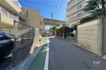 敷地北東側の前面道路（北西側から）