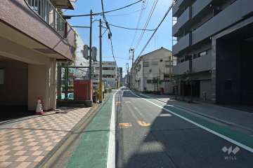 敷地南側の前面道路（西側から）