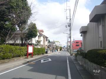 周辺の街並み。『緑ケ丘公園』に隣接しています