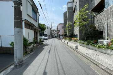 敷地南東側の前面道路（北東側から）