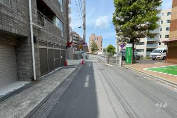 敷地北東側の前面道路（南東側から）