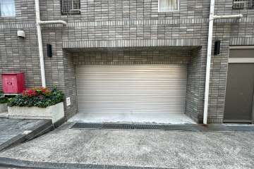 敷地内駐車場（屋内平面式、シャッター付き）