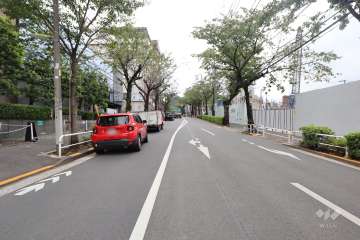 敷地北西側の前面道路(北東側から)