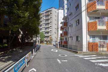 敷地西側の前面道路