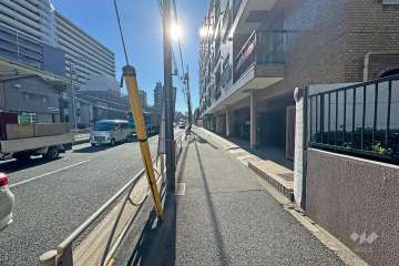 敷地東側の前面道路（北側から）