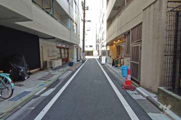敷地南側の前面道路（西側から）