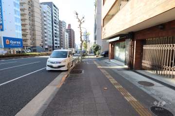 敷地南東側の前面道路（北東側から）