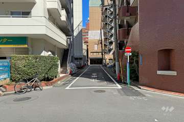 敷地東側の前面道路（南側から）