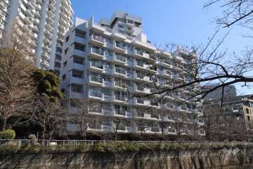 マンション雅叙苑5号棟の外観（西側から）