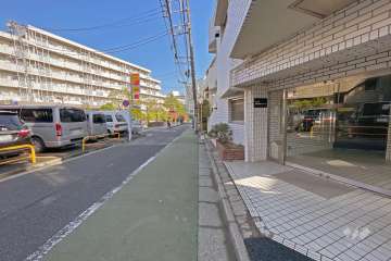 敷地南西側の前面道路（南東側から）