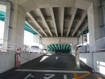 駐車場出入口にはロボットゲートが付いています。