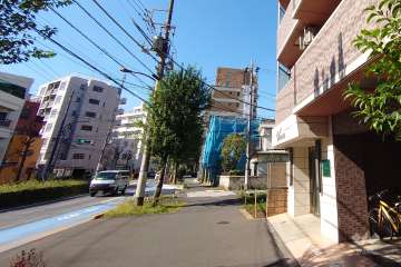 敷地の南側前面道路（東側から）