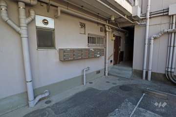 エントランスと共用ポスト