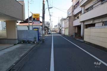 敷地北側の前面道路(西側から)