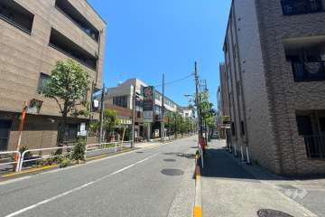 敷地北側の前面道路（西側から）