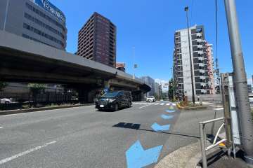 敷地西側の前面道路（南側から）