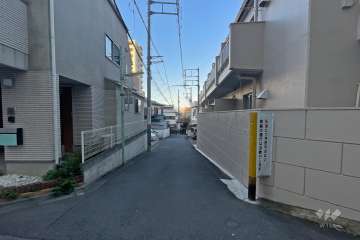 敷地西側の前面道路（南側から）