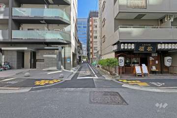 敷地の北側前面道路（西側から）
