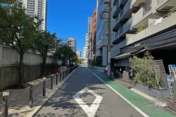 敷地の南側前面道路は目黒川沿いです（東側から）。