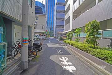 敷地北側の前面道路（東側から）
