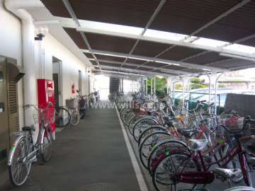 屋根付きの駐輪場