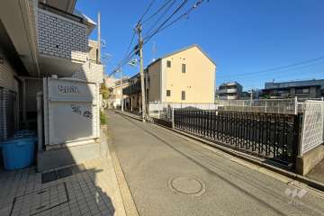 敷地東側の前面道路（南側から）