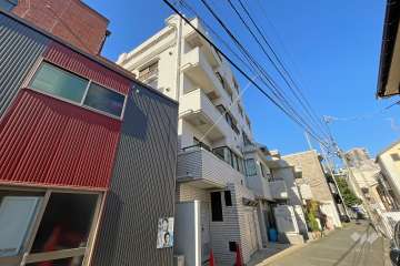 中銀目黒駅前マンシオンの外観(南東側から）